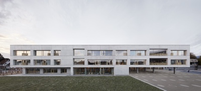 Schule Schendlingen, Bregenz
Bauherrschaft: Landeshauptstadt Bregenz
Architektur: Arbeitsgemeinschaft Matthias Bär ZT GmbH, Dornbirn (Entwurf), Bernd Riegger ZT GmbH, Dornbirn und Querformat ZT GmbH, Dornbirn
Fertigstellung: 2017