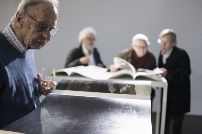 Jakob Albrecht bei der Ausstellung "Aristide Antonas" 2016 im vai