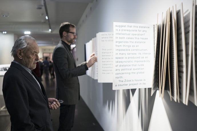 Leopold Kaufmann bei der Eröffnung der Ausstellung "Aristide Antonas | Protocols of Athens" 2016 im vai, – © Foto: Darko Todorovic Leopold Kaufmann bei der Eröffnung der Ausstellung "Aristide Antonas | Protocols of Athens" 2016 im vai,