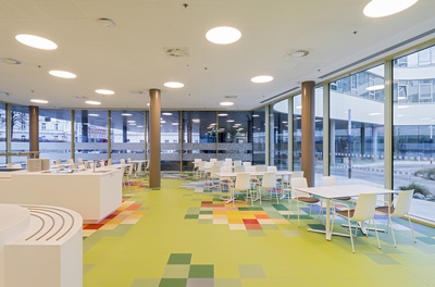 Ingrid-Leodolter-Haus, Pflegewohnhaus Rudolfsheim; Bauherr: GESIBA Gemeinnützige Siedlungs- u. Bau AG / KAV–Wiener Krankenanstaltenverbund; Architektur: wimmerundpartner architektur: wup ZT GmbH, Wien; Freiraumplanung: EGKK Landschaftsarchitektur, Wien