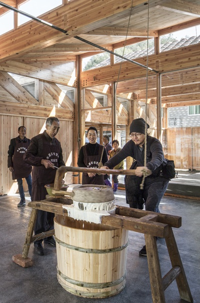Xu Tiantian/DNA_Design and Architecture: Tofu Factory, Caizhai Village, Songyang, China, 2018 Architektin Xu Tiantian hat für den Bezirk Songyang in China eine Reihe von zusammenhän-genden Interventionen zur Stärkung des ländlichen Raums entworfen; so die Tofu Fabrik in Ca-izhai, die gleichzeitig Produktionsstätte, öffentlicher Raum und touristischer Anziehungspunkt ist.