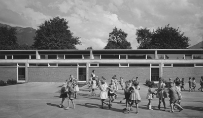 Architektengemeinschaft C4, Volksschule, Nüziders, 1959–1963
Spielende Kinder im Pausenhof zwischen den beiden Klassentrakten
