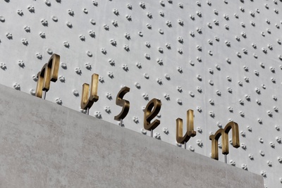Cukrowicz Nachbaur Architekten, vorarlberg museum, Bregenz, 2007–2012
Fassadendetail mit Schriftzug und charakteristischer Struktur aus unterschiedlichen Flaschenböden