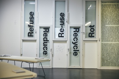 Ausstellugnsansicht "Refuse, Reduce, Re-use, Recycle, Rot" im vai