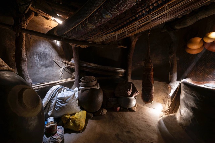 Momentum of Light: Vorratsraum eines Wohnhauses in Tiébélé (Burkina Faso), der durch zwei Himmelsfenster mit Tageslicht beleuchtet wird. – © Fotografie: Iwan Baan; mit freundlicher Genehmigung: Zumtobel Group Momentum of Light: Vorratsraum eines Wohnhauses in Tiébélé (Burkina Faso), der durch zwei Himmelsfenster mit Tageslicht beleuchtet wird.